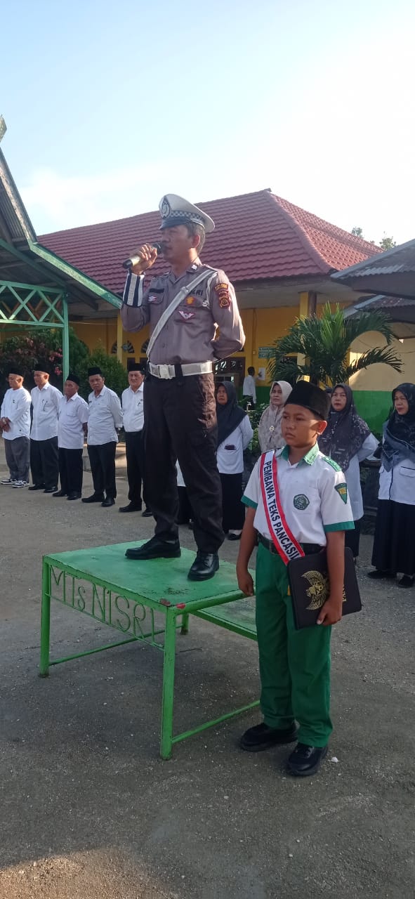 Petugas Satlantas Polres Sarolangun Jadi Pembina Upacara di MTsN 1 Sarolangun