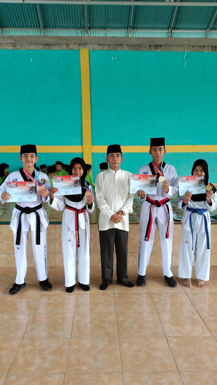 Sukses di Arena Bela Diri : Lima Siswa Siswi MTsN 1 Sarolangun Raih Lima Medali Taekwondo