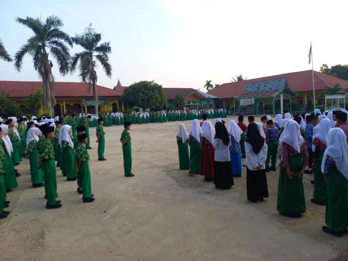 MTsN 1 SarolangunTanamkan Kedisiplinan dan Nilai Agama Lewat Apel Pagi MTsN 1 SarolangunTanamkan Kedisiplinan dan Nilai Agama Lewat Apel Pagi
