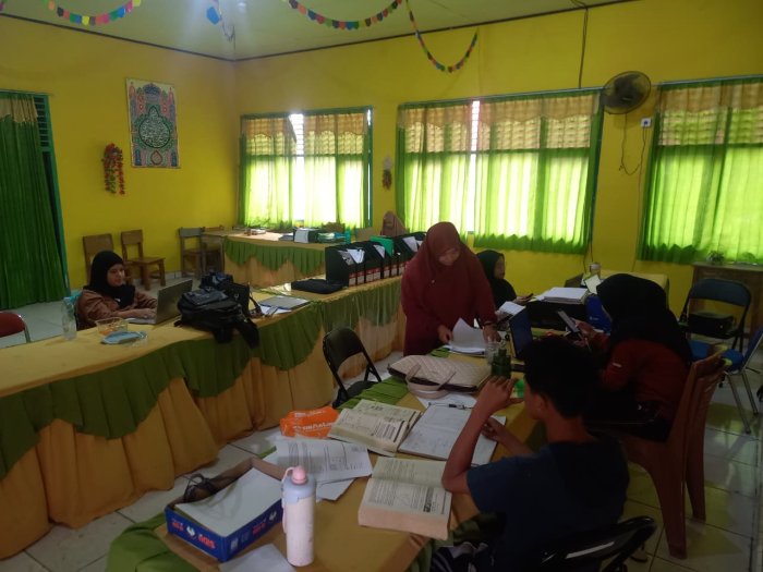 Tim Akreditasi MTsN 1 Sarolangun Lembur Selesaikan Dokumen Tim Akreditasi MTsN 1 Sarolangun Lembur Selesaikan Dokumen
