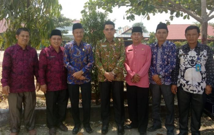Kakan kemenag Dan Kasubbag TU Kemenag Kabupaten  Sarolangun Tinjau Gema Muhararram 1441 H di MTsN1 Sarolangun 