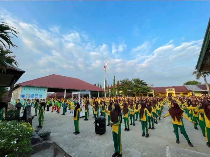 Semarakkan Akhir Pekan, Seluruh Warga MTsN 1 Sarolangun Ikuti Senam Rutin Hari Sabtu Semarakkan Akhir Pekan, Seluruh Warga MTsN 1 Sarolangun Ikuti Senam Rutin Hari Sabtu