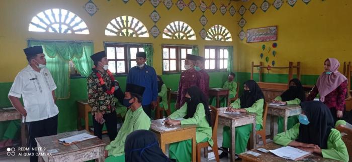 Monitoring Ujian Madrasah Di MTsN 1 Sarolangun, Kabid Pendidikan Madrasah Imbau Agar Pelaksanaan Ujian Madrasah Harus Mematuhi Protokol Kesehatan