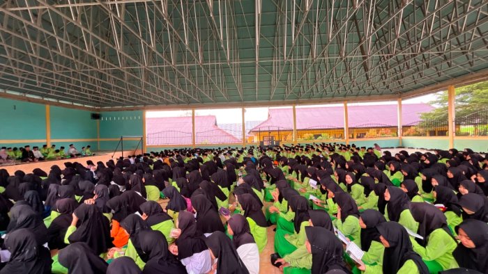 Ratusan Siswa MTsN 1 Sarolangun Gelar Zikir Bersama Ratusan Siswa MTsN 1 Sarolangun Gelar Zikir Bersama