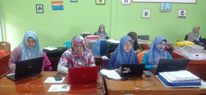 Guru MTsN 1 Sarolangun Mulai Selesaikan Pengisian Raport Digital Madrasah (RDM) 
