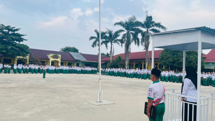MTsN 1 Sarolangun Gelar Upacara Bendera Senin dengan Khidmat, Pembina Puji Kedisiplinan dan Kebersihan Siswa MTsN 1 Sarolangun Gelar Upacara Bendera Senin dengan Khidmat, Pembina Puji Kedisiplinan dan Kebersihan Siswa