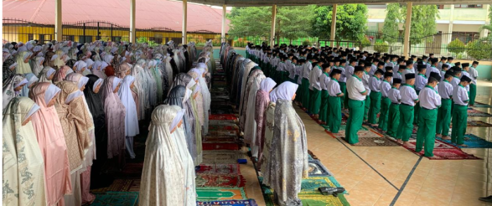Kegiatan Pembiasaan Sholat Dzuhur Berjamaah di MTsN 1 Sarolangun Kegiatan Pembiasaan Sholat Dzuhur Berjamaah di MTsN 1 Sarolangun