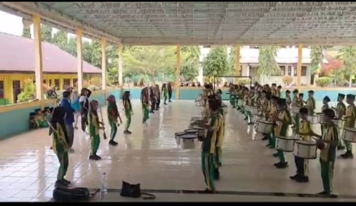 Sambut HUT RI, Tim Drumband MTsN 1 Sarolangun Gencarkan Latihan demi Target Juara 1 Karnaval Sambut HUT RI, Tim Drumband MTsN 1 Sarolangun Gencarkan Latihan demi Target Juara 1 Karnaval