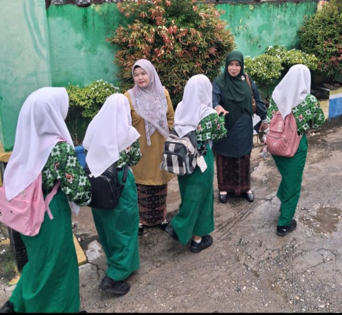 Aktifitas Guru Piket MTsN 1 Sarolangun Sambut Siswa Dengan 3S, Tanamkan Karakter Religius Ke Siswa