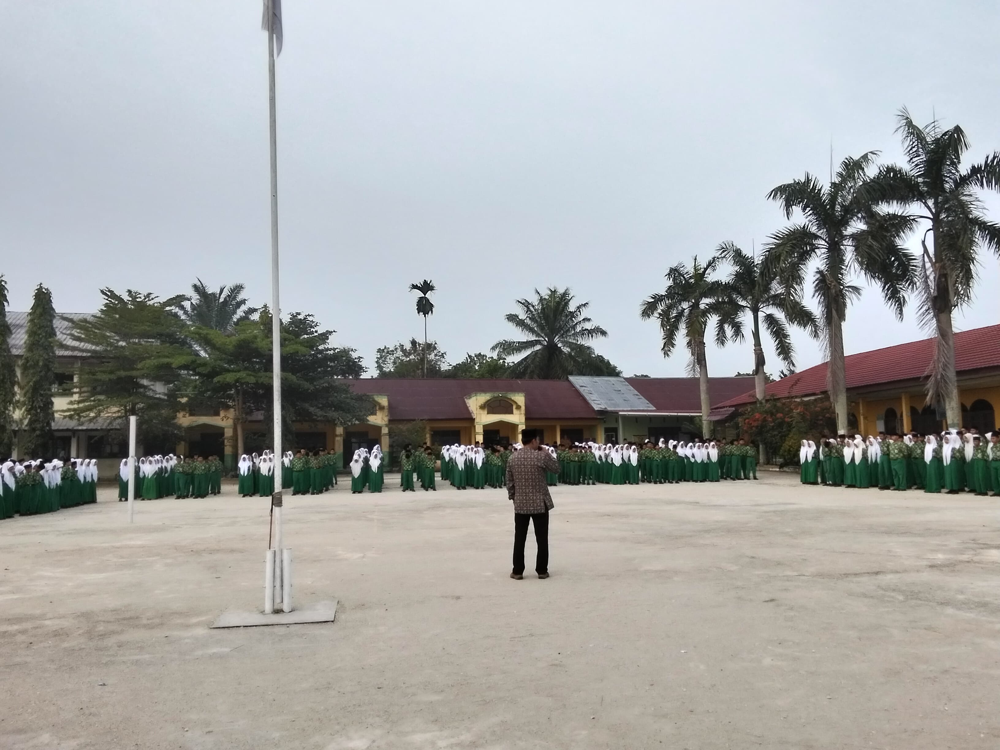 Kegiatan Rutin Apel Pagi MTs Negeri 1 Sarolangun