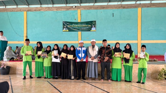 MTsN 1 Sarolangun Peringati Maulid Nabi dan Galang Donasi NTT