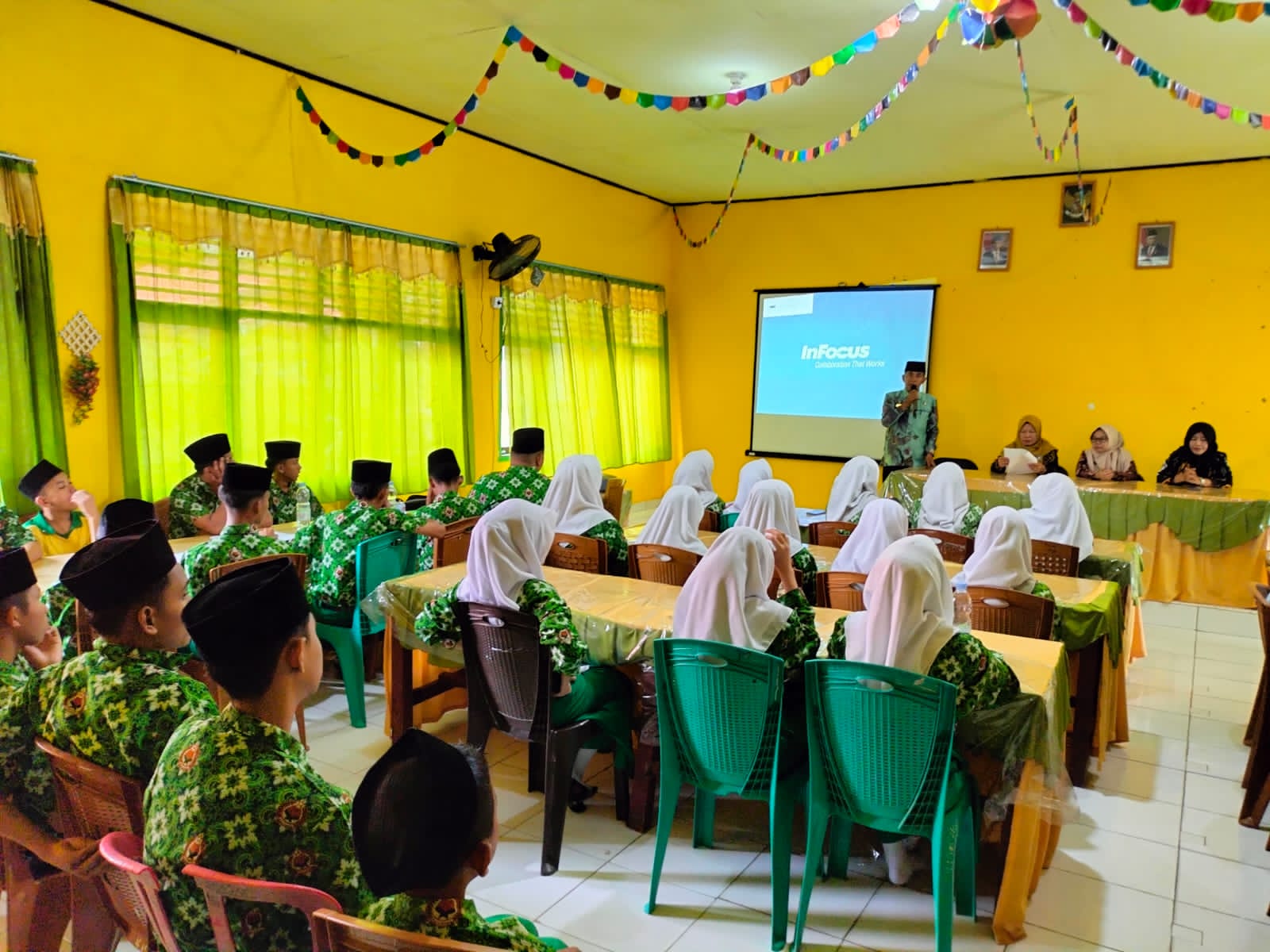 Pembinaan Madrasah Sehat Dari Puskesmas Sarolangun di MTsN 1 Sarolangun Kamis, 24 April 2025