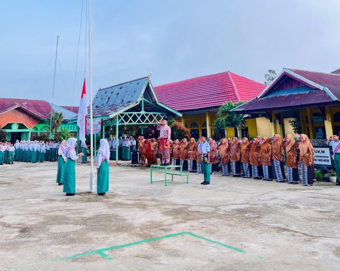 Hari Pertama Masuk Sekolah MTsN 1 Sarolangun Gelar Upacara Bendera