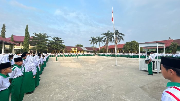 MTsN 1 Sarolangun Gelar Upacara Bendera Dengan Khidmat
