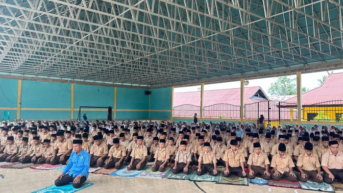 Sholat Dzuhur Berjamaah di MTsN 1 Sarolangun Tingkatkan Kekhusyukan Siswa Sholat Dzuhur Berjamaah di MTsN 1 Sarolangun Tingkatkan Kekhusyukan Siswa