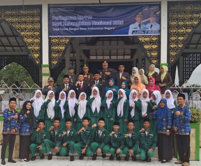 Guru dan Siswa MTsN 1 Sarolangun Ikuti Upacara Harkitnas Di Lapangan Komplek Perkantoran Bupati Sarolangun Guru dan Siswa MTsN 1 Sarolangun Ikuti Upacara Harkitnas Di Lapangan Komplek Perkantoran Bupati Sarolangun