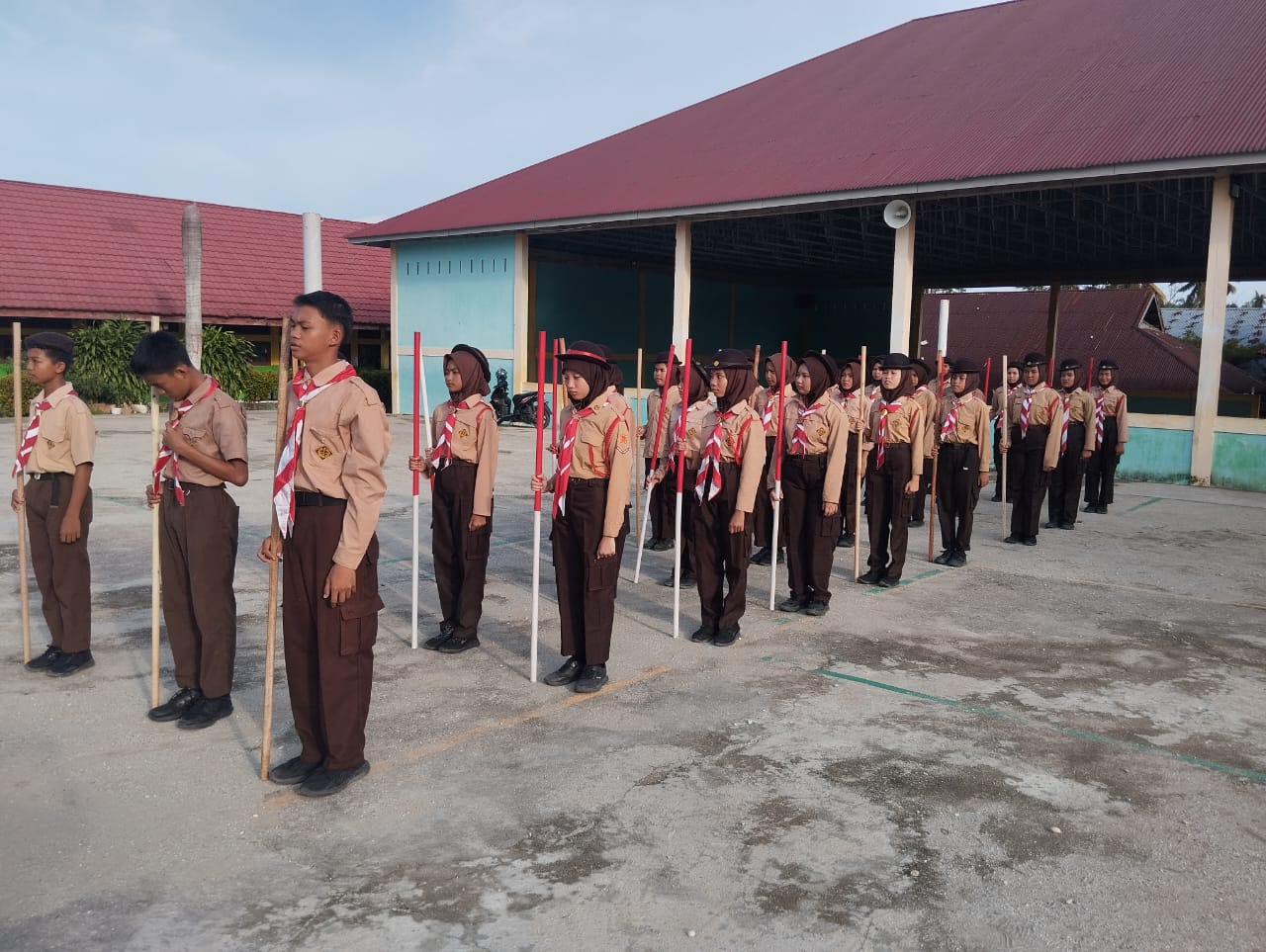Latihan Rutin Pramuka di MTsN 1 Sarolangun Dalam Pengawasan Pembina Pramuka 