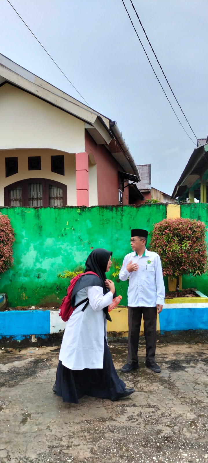 Tradisi  Sambut Kedatangan Siswa Siswi  di Pintu Gerbang MTsN 1 Sarolangun