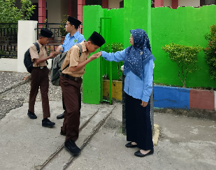 Guru MTsN 1 Sarolangun Sambut Siswa Setiap Pagi