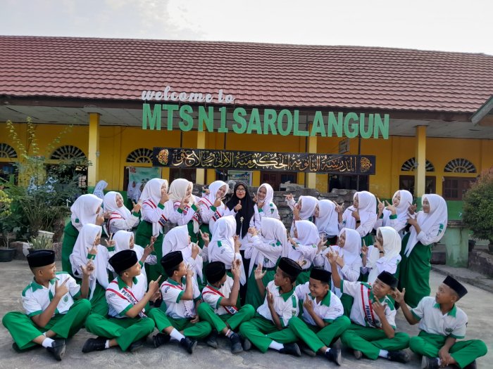 Kelas 9D.6 Sukses Jalankan Tugas Upacara Bendera Senin