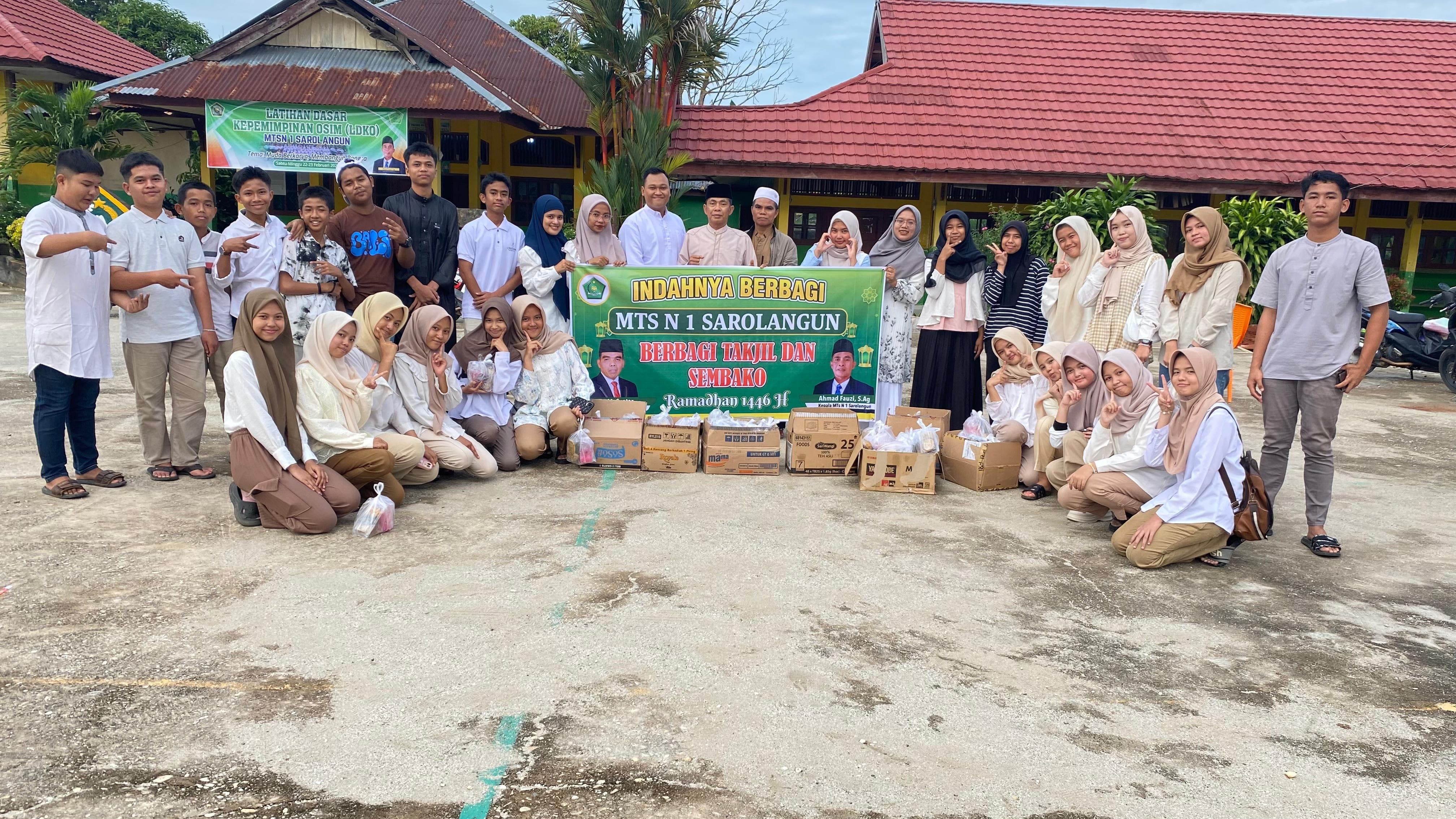 Indahnya Berbagi pada Bulan Suci  MTsN 1 Sarolangun Berbagi Takjil dan Sembako