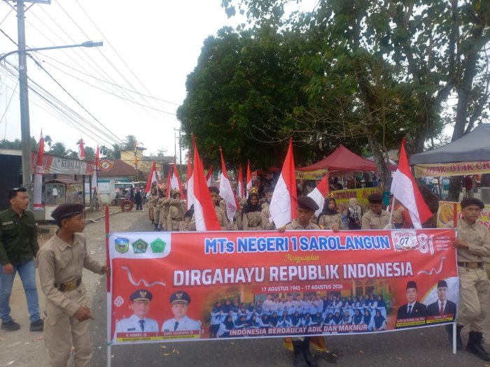 Simfoni di Atas Aspal Membara: Keteguhan Jiwa dan Gema Agung Drum Band MTsN 1 Sarolangun Menantang Terik Agustus Simfoni di Atas Aspal Membara: Keteguhan Jiwa dan Gema Agung Drum Band MTsN 1 Sarolangun Menantang Terik Agustus