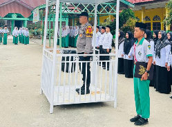 Bhabinkamtibmas Jadi Pembina Upacara di MTsN 1 Sarolangun