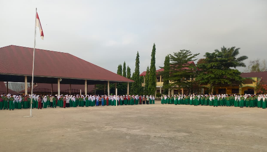 Pesan Filosofis Pohon Kelapa di Apel Pagi MTsN 1 Sarolangun Pesan Filosofis Pohon Kelapa di Apel Pagi MTsN 1 Sarolangun