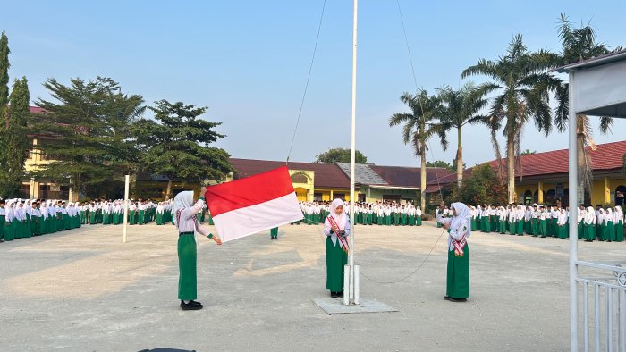 MTsN 1 Sarolangun Gelar Upacara Bendera Senin Pagi