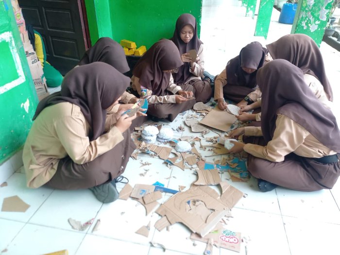 Guru dan Siswa MTsN 1 Sarolangun Siapkan Karnaval HUT RI ke-81 Guru dan Siswa MTsN 1 Sarolangun Siapkan Karnaval HUT RI ke-81