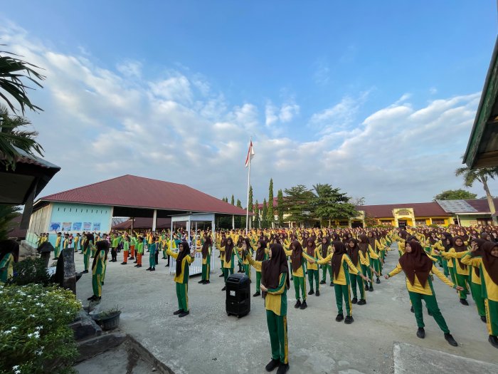 Senam Rutin MTsN 1 Sarolangun Jaga Kebugaran Siswa