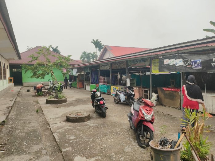 Koordinator dan Pemilik Kantin Madrasah Bersihkan Area Kantin